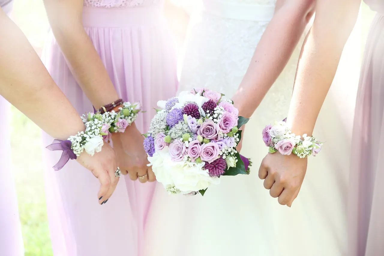 Brautjungfern mit Blumenarmbändern und Brautstrauß