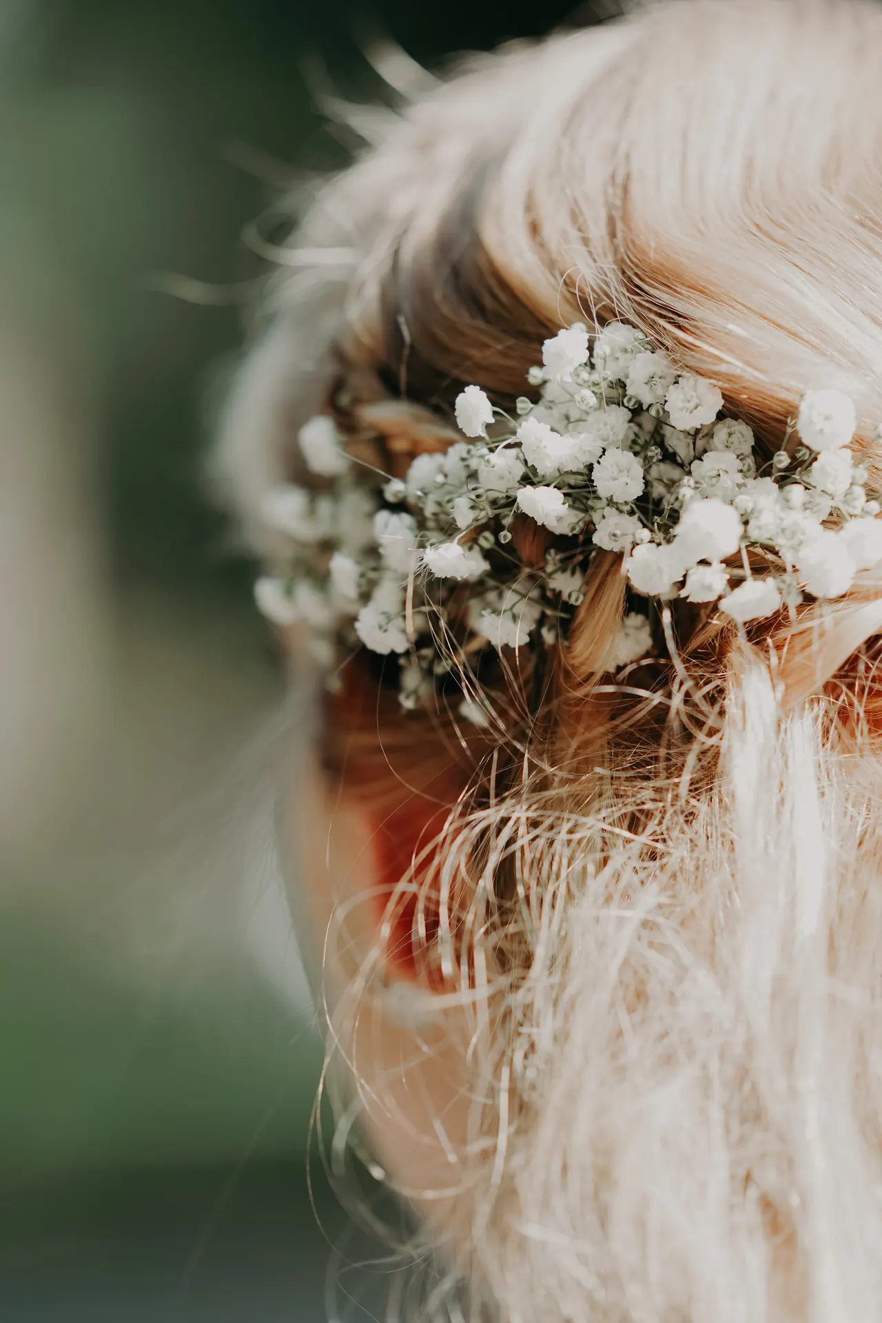 Blumen als Haarschmuck der Braut