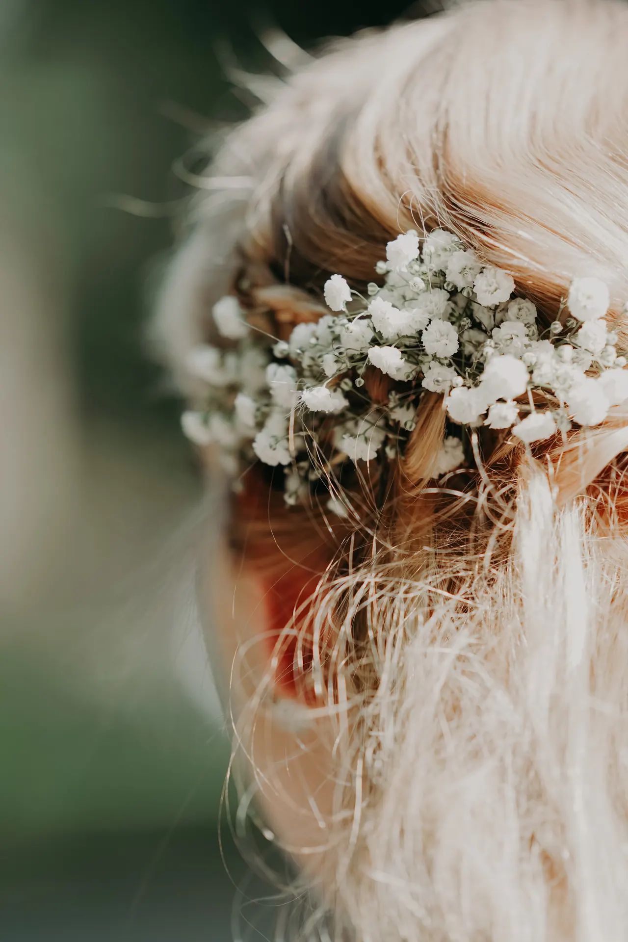 Blumen als Haarschmuck der Braut